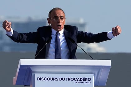 El candidato presidencial francés de extrema derecha Eric Zemmour pronuncia su discurso durante un acto de campaña en la plaza del Trocadero, frente a la Torre Eiffel, el domingo 27 de marzo de 2022 en París.