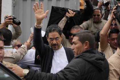 El candidato presidencial Iván Cepeda, de la coalición gobernante Pacto Histórico, saluda tras votar en la segunda vuelta electoral celebrada en Bogotá
