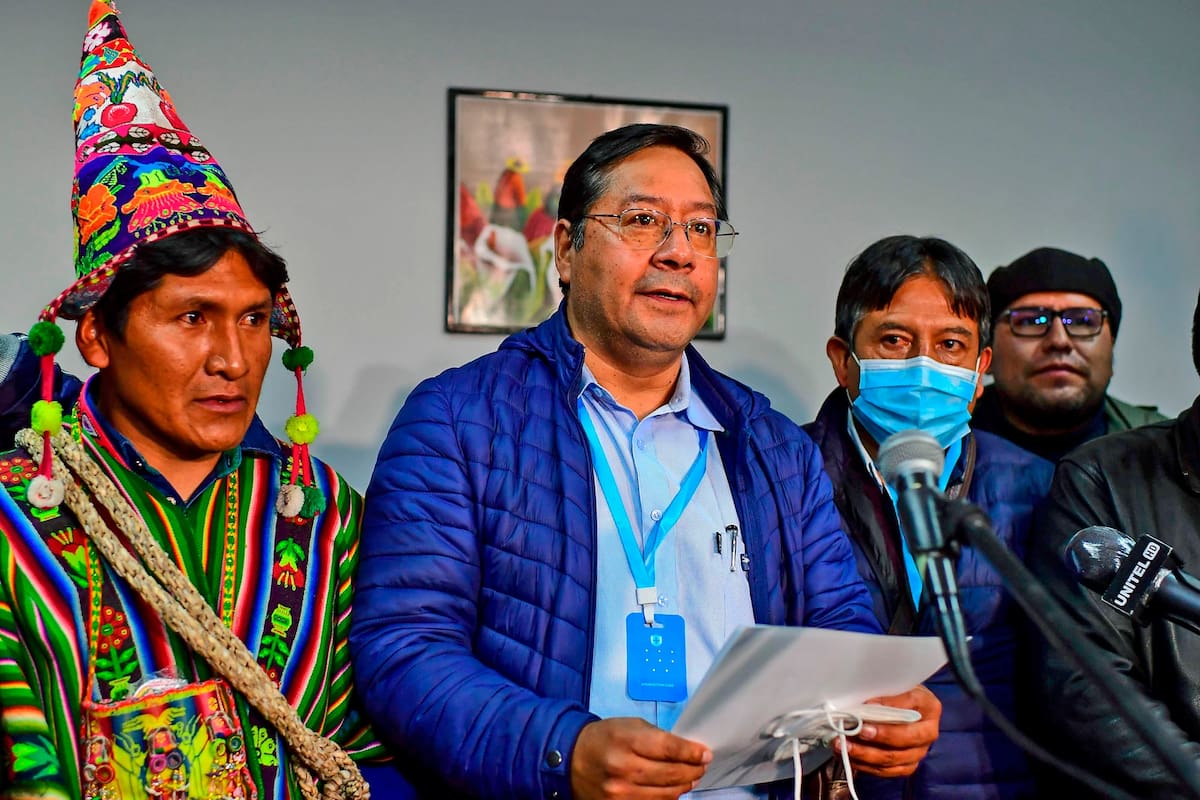 El candidato presidencial izquierdista de Bolivia, Luis Arce, del partido Movimiento por el Socialismo, habla, flanqueado por su compañero de fórmula David Choquehuanca