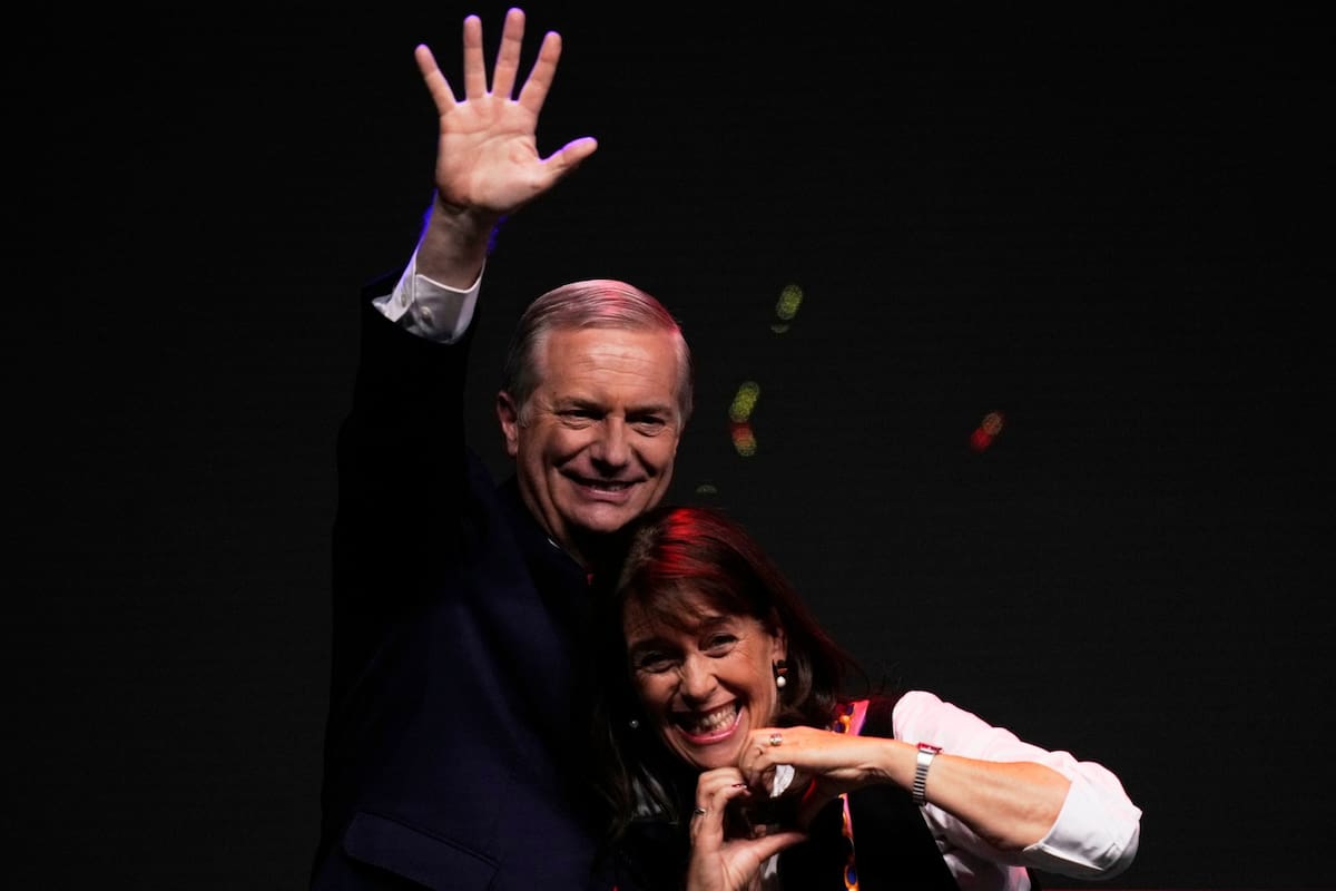 El candidato presidencial José Antonio Kast, del Partido Republicano, acompañado por su esposa María Pía Adriasola, saluda a sus seguidores tras los primeros resultados de las elecciones generales en Santiago, Chile, el domingo 16 de noviembre de 2025.