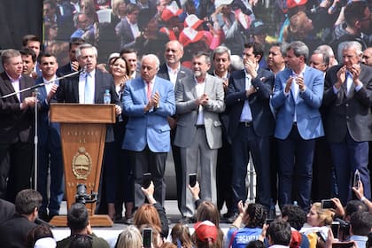 El candidato presidencial, junto a legisladores kirchneristas; el gobernador sanjuanino, Uñac, y su antecesor, José Luis Gioja