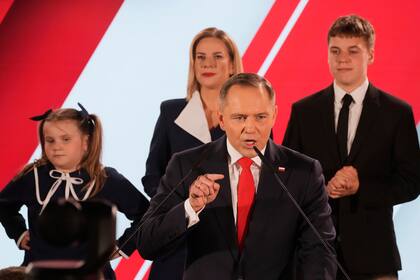 El candidato presidencial Karol Nawrocki, un historiador conservador con apoyo del partido derechista Ley y Justicia, se dirige a sus simpatizantes desde su sede de campaña después de la segunda vuelta electoral, el domingo 1 de junio de 2025, en Varsovia