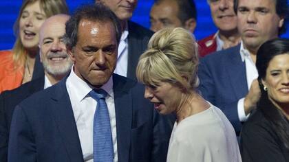 El candidato presidencial oficialista Daniel Scioli y su pareja, Karina Rabolini