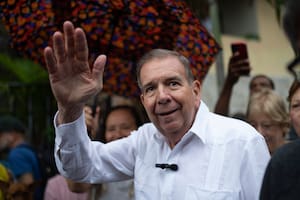 El candidato presidencial opositor Edmundo González saluda a sus simpatizantes durante un evento político en una plaza, el 19 de junio de 2024, en el municipio de El Hatillo, Caracas, Venezuela