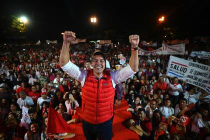 El candidato presidencial paraguayo por el Partido Colorado, Santiago Peña saluda a sus simpatizantes durante el mitin de cierre de su campaña en Asunción el 27 de abril de 2023.