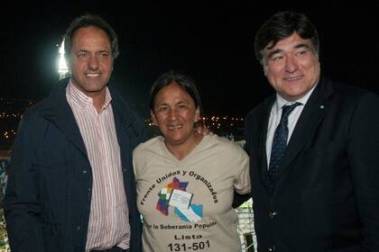 El candidato presidencial por el FPV, Daniel Scioli, junto a la líder de la Tupac Amaru, Milagro Sala, y Carlos Zannini