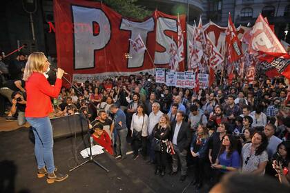 Myriam Bregman, Nicolás del Caño, Romina del Pla y el resto de los referentes de la izquierda cerraron la campaña frente al consulado de Chile