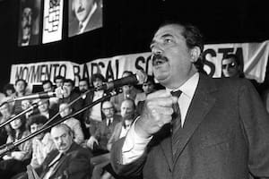 El candidato presidencial Raúl Alfonsín habla ante integrantes del movimiento socialista en un acto en el teatro Bambalinas