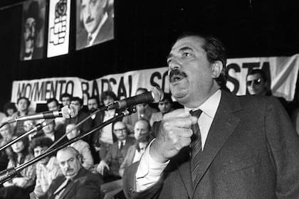 El candidato presidencial Raúl Alfonsín habla ante integrantes del movimiento socialista en un acto en el teatro Bambalinas