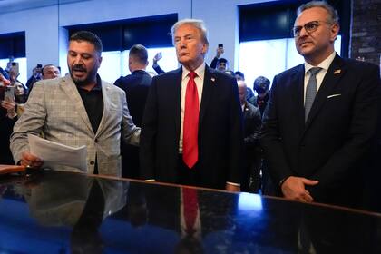 El candidato presidencial republicano Donald Trump, centro, en un restaurante árabe en Dearborn, Michigan, el 1 de noviembre del 2024. (AP foto/Julia Demaree Nikhinson)
