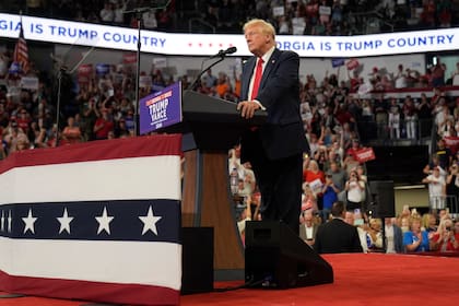 El candidato presidencial republicano Donald Trump habla en un mitin de campaña en la Universidad Estatal de Georgia, el sábado 3 de agosto de 2024, en Atlanta (Foto AP/John Bazemore)