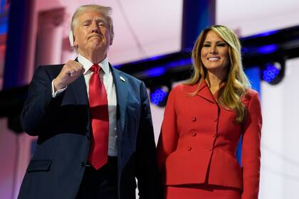 El candidato presidencial republicano, el expresidente Donald Trump, y Melania Trump durante la última jornada de la Convención Nacional Republicana, el jueves 18 de julio de 2024, en Milwaukee. (AP Foto/Paul Sancya)
