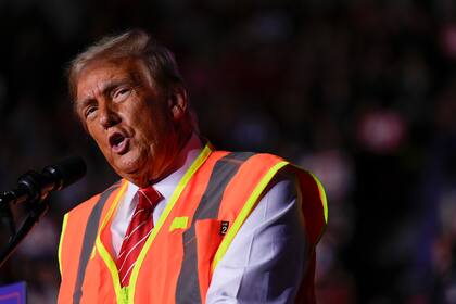 El candidato presidencial republicano, el expresidente Donald Trump, habla durante un mitin de campaña en el Resch Center, el miércoles 30 de octubre de 2024, en Green Bay, Wisconsin. (AP Foto/Julia Demaree Nikhinson)