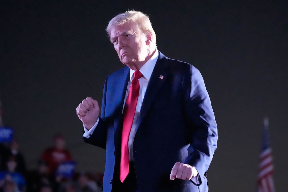 El candidato presidencial republicano, el expresidente Donald Trump, baila durante un acto de campaña en el Butler Farm Show, el sábado 5 de octubre de 2024, en Butler, Pensilvania (Foto AP/Alex Brandon).