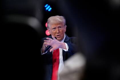 El candidato presidencial republicano, el expresidente Donald Trump, habla durante un debate público de Univision, el miércoles 16 de octubre de 2024, en Doral, Florida. (AP Foto/Alex Brandon)