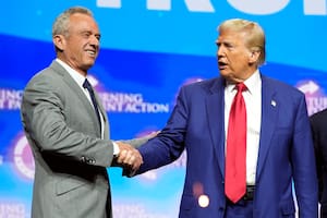 El candidato presidencial republicano, el expresidente Donald Trump, estrecha la mano de Robert F. Kennedy Jr. en un mitin de la campaña Turning Point Action, el miércoles 23 de octubre de 2024, en Duluth, Georgia (Foto AP/Alex Brandon)