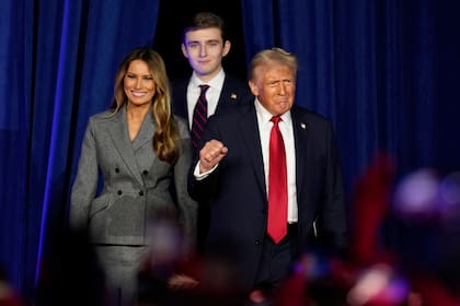El candidato presidencial republicano, el expresidente Donald Trump, acompañado por Melania Trump, a la izquierda, y Barron Trump, llega para hablar ante un grupo de observadores en la noche electoral, el miércoles 6 de noviembre de 2024, en West Palm Beach, Florida (Foto AP/Alex Brandon).