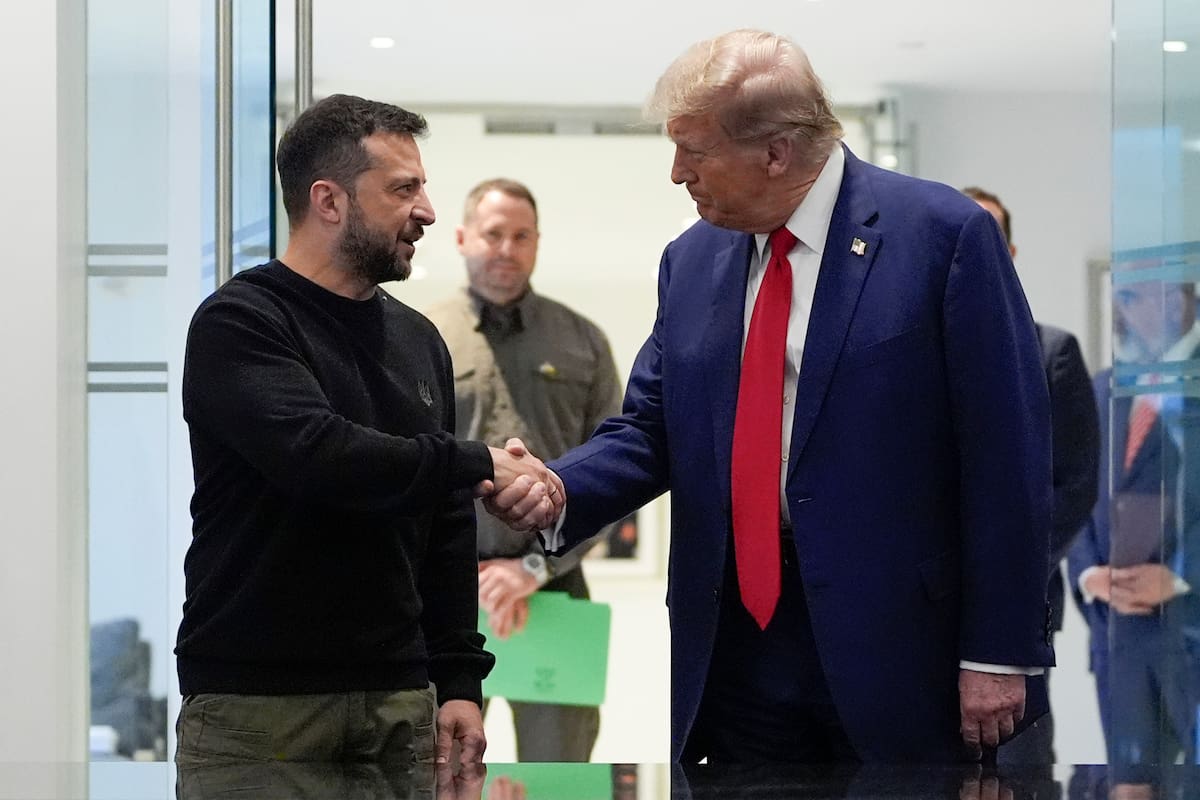 El candidato presidencial republicano, el expresidente Donald Trump, y el presidente de Ucrania, Volodimir Zelensky, se dan la mano durante su reunión en la Trump Tower, el 27 de septiembre de 2024, en Nueva York