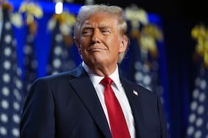 El candidato presidencial republicano y expresidente, Donald Trump, llega a una fiesta de observación de la noche electoral en el Centro de Convenciones de Palm Beach, el miércoles 6 de noviembre de 2024, en West Palm Beach, Florida. (AP Foto/Evan Vucci)