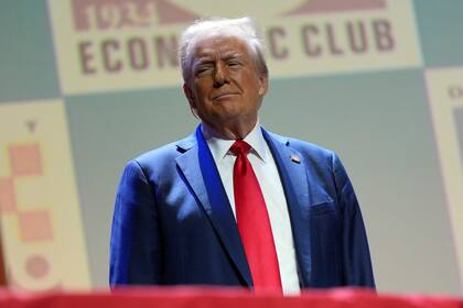 El candidato presidencial republicano y expresidente, Donald Trump, llega a un evento en el Club Económico de Detroit, el jueves 10 de octubre de 2024, en Detroit. (AP Foto/Julia Demaree Nikhinson)