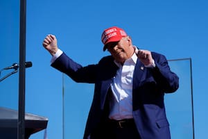 El candidato presidencial republicano y expresidente Donald Trump baila durante un acto de campaña en el Aeropuerto Internacional de Wilmington, el sábado 21 de septiembre de 2024