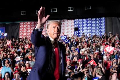 El candidato presidencial republicano y expresidente, Donald Trump, saluda en un evento de campaña en el Greensboro Coliseum, el martes 22 de octubre de 2024, en Greensboro, Carolina del Norte