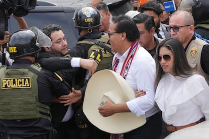 El candidato presidencial Roberto Sánchez, del partido Juntos por el Perú, llega a votar durante la segunda vuelta de las elecciones presidenciales en Lima, Perú