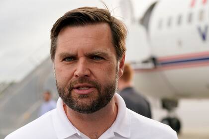 El candidato republicano a la vicepresidencia, el senador republicano por Ohio JD Vance, habla con los periodistas antes de salir del aeropuerto Pitt-Greenville tras un acto de campaña en Greenville, Carolina del Norte, el sábado 14 de septiembre de 2024. (AP Foto/Steve Helber)