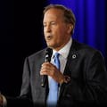 Paxton dice que los inmigrantes podrían trabajar en algunos sectores, si es elegido senador