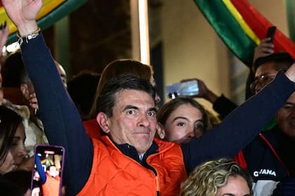 El candidato Rodrigo Paz festeja la victoria en la primera vuelta de las elecciones presidenciales de Bolivia