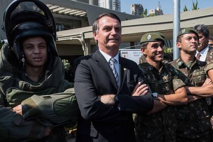 El candidato ultraderechista posa junto a militares, en San Pablo