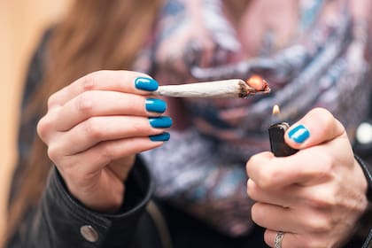 El cannabis contiene compuestos que interactúan con distintos receptores del cerebro