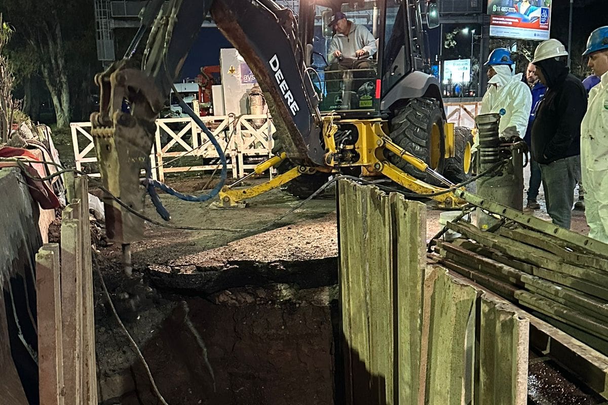 El caño de 400 milímetros de diámetro que se rompió en avenida Cantilo