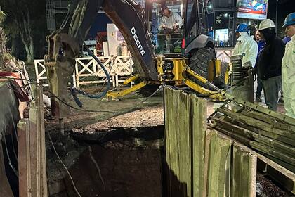 El caño de 400 milímetros de diámetro que se rompió en avenida Cantilo