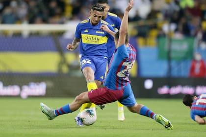 El caño de Almendra a Ferran Jutglà Blanch en el amistoso entre Boca y Barcelona por la Maradona Cup en Arabia Saudita