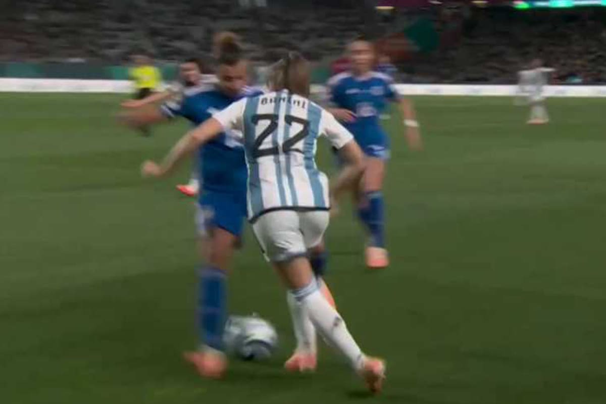 El caño de Estefanía Banini durante el mundial de fútbol femenino