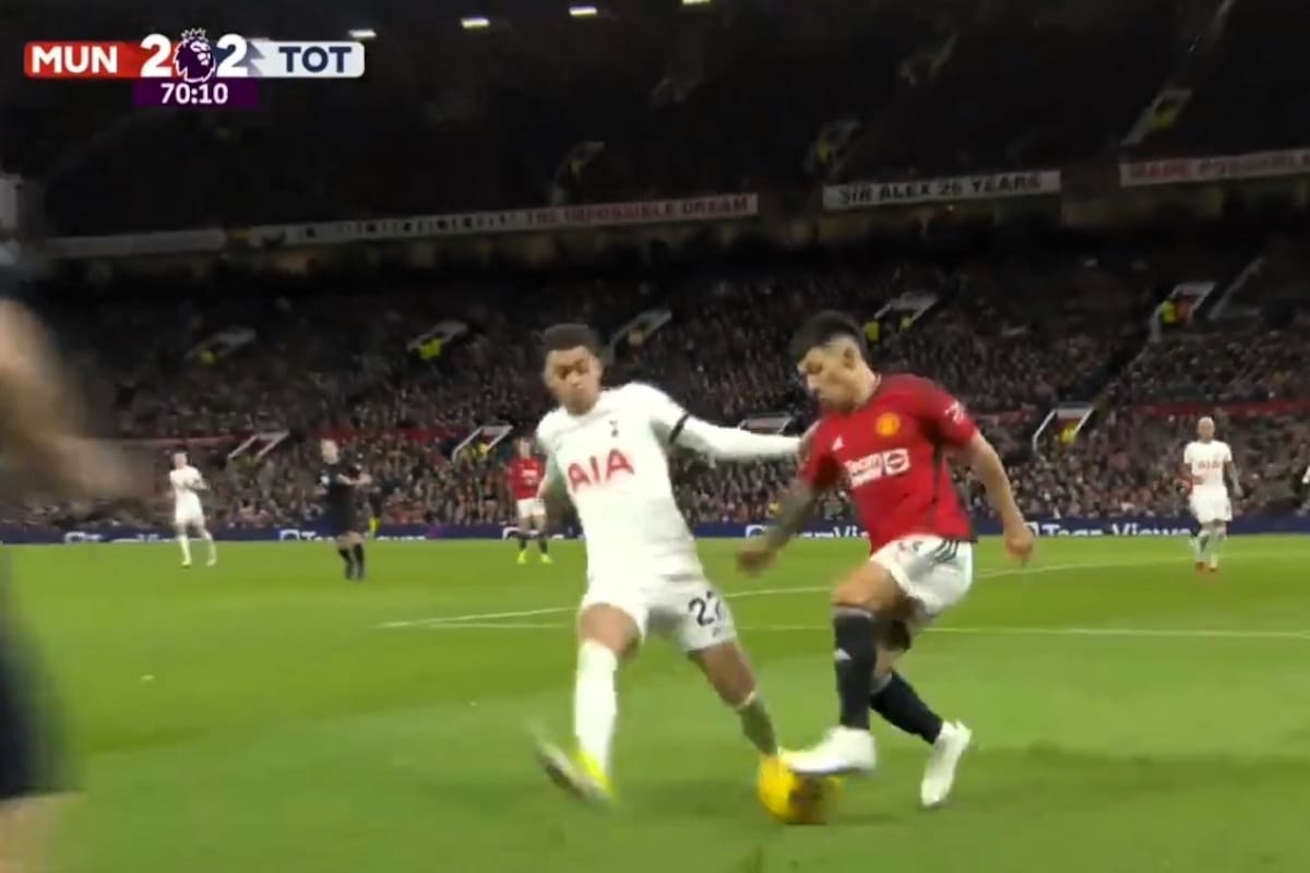 El caño de Lisandro Martínez sobre Brennan Johnson en Manchester United-Tottenham
