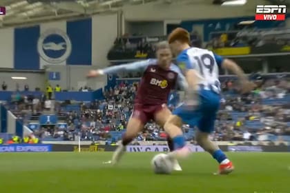 El caño de Valentín Barco a Cash, defensor de Aston Villa; el jugador es elogiado por el DT de Brighton