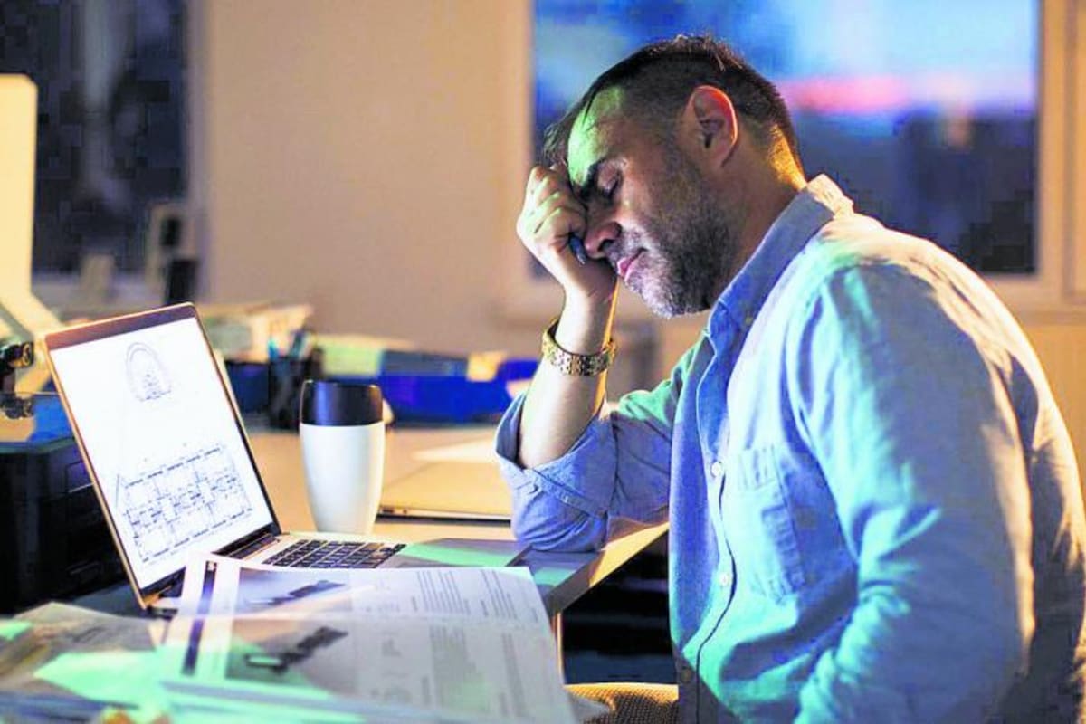 El cansancio visual por las pantallas es una de las principales señales de que algo no anda bien