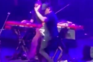 El cantante Andrés Calamaro abandonó el escenario por unos minutos durante su show en Cali, Colombia, ante los abucheos del público por sus dichos sobre la tauromaquia