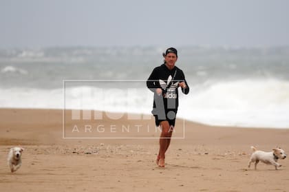 El cantante aprovecha todas las mañanas para salir a correr por las playas de José Ignacio.