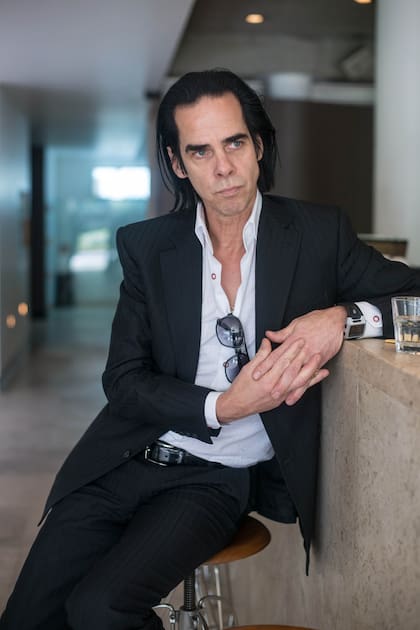 El cantante australiano Nick Cave sentado en un taburete durante su primera visita a la Ciudad de México, el 18 de febrero de 2013.