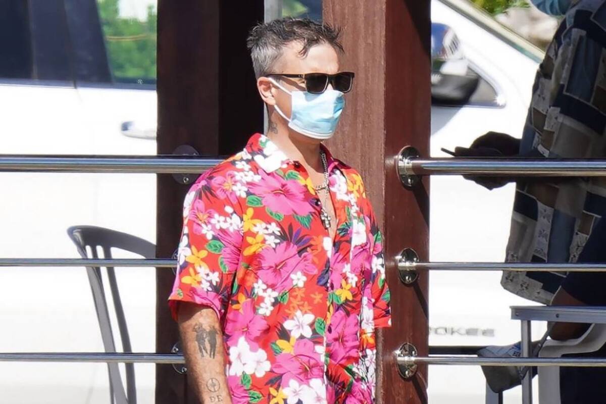 El cantante británico se encontraba de vacaciones con su familia en St. Barth cuando el test de Covid-19 le dio positivo y ahora deberá permanecer en el lugar a cumplir con su cuarentena