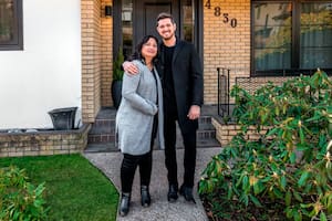 El cantante canadiense junto a Minette, la enfermera que cuidó de su abuelo