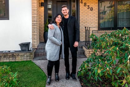 El cantante canadiense junto a Minette, la enfermera que cuidó de su abuelo