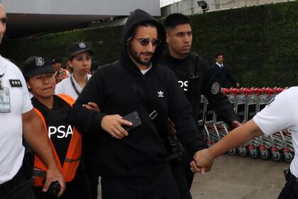 El cantante colombiano arribó en un vuelo regular proveniente de Houston