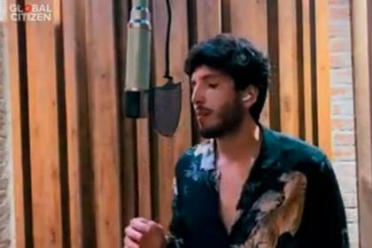El cantante colombiano Sebastián Yatra cantó su hit de 2018 "Robarte un beso"