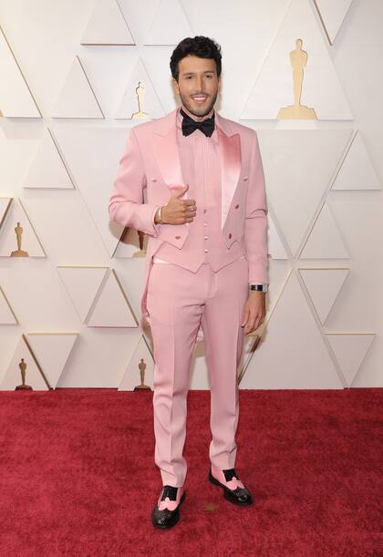 El cantante colombiano Sebastián Yatra, cuyo tema “Dos oruguitas”, de la película Encanto, recibió una nominación a Mejor Tema Original, desfiló la alfombra roja con un smoking rosa de Moschino.