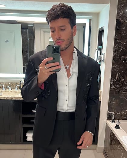 El cantante colombiano, Sebastián Yatra hará de conductor del evento y también cuenta con varias nominaciones por sus éxitos (Archivo)