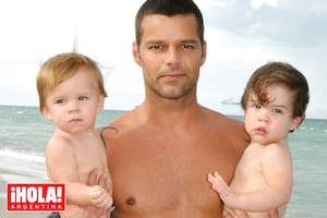 El cantante con los mellizos, en agosto de 2009 en Miami, cuando tenían un año.